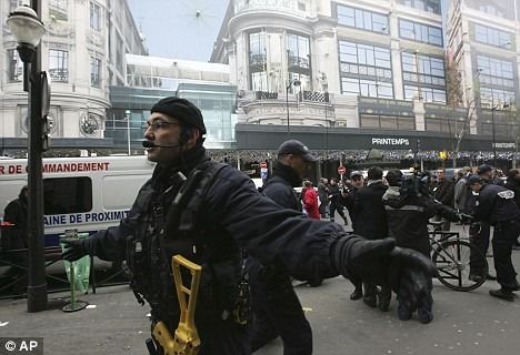 policeevacuate Police evacuate Department store.